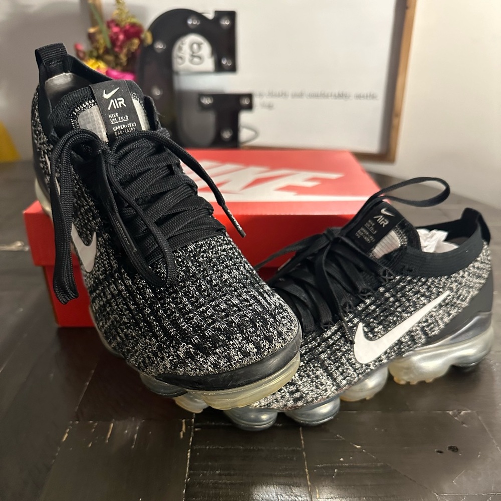 Nike- vapor max Flyknit (Oreo) Woman’s Size 8